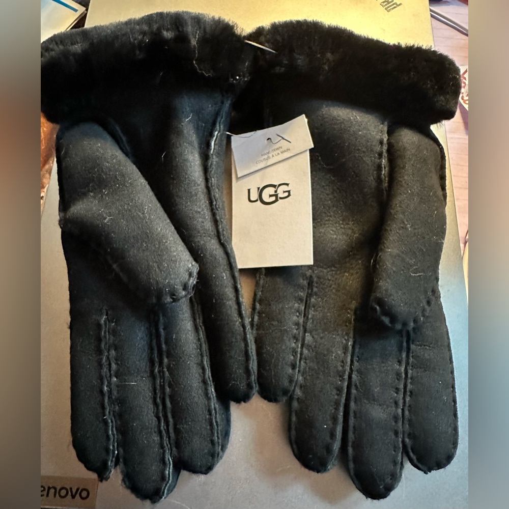 UGG Handsewn pierced perforated shearling suede gloves Black size M. NWT